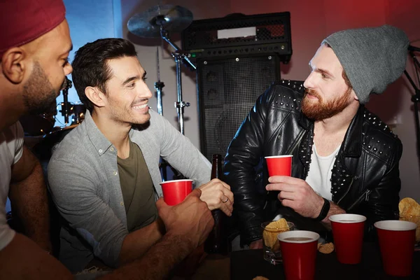 Group Friendly Guys Cheering Beer — Stock Photo, Image