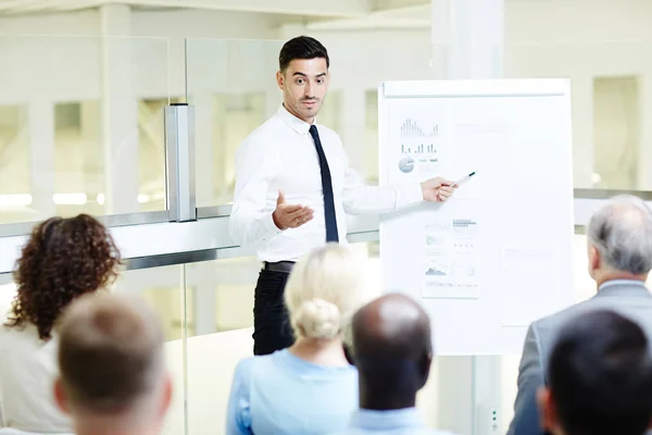 Jonge Coach Wijzend Gegevens Whiteboard Tijdens Presentatie Van Zijn Plan — Stockfoto