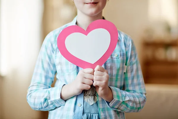 Niño Sosteniendo Símbolo Del Amor —  Fotos de Stock