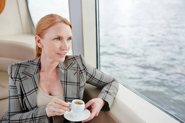 Serene Affärskvinna Med Drink Njuter Kaffe Paus Ångbåten Medan Tittar — Stockfoto