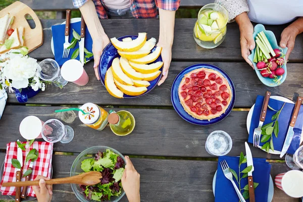 Gruppe Von Menschen Serviert Holztisch Zum Abendessen — Stockfoto