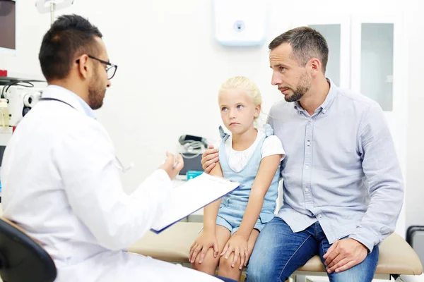 Young Man His Little Daughter Listening Doctor Prescriptions — Stock Photo, Image