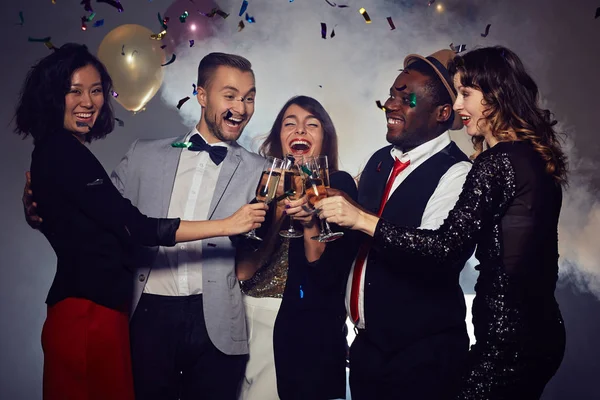 Radostné Mladí Přátelé Opékání Šampaňské Flétny Přeji Šťastný Nový Rok — Stock fotografie
