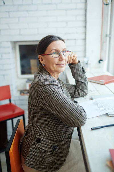 Smiling Elegant Looking Senior Woman Wearing Eyeglasses Sitting Profile Looking — Stock Photo, Image