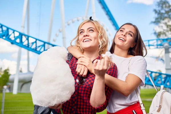 Porträt Zweier Schöner Junger Frauen Die Den Sonnigen Tag Vergnügungspark — Stockfoto