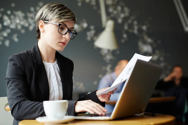 Profilo Vista Fiducioso Giovane Giornalista Con Taglio Capelli Elegante Seduto — Foto Stock