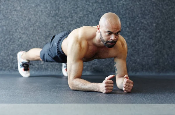 Motivational Portrait Shirtless Muscular Man Holding Plank Grey Background Straining — Stock Photo, Image