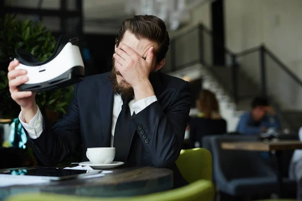 Hombre Negocios Cansado Sosteniendo Auriculares Mientras Está Sentado Cafetería — Foto de Stock