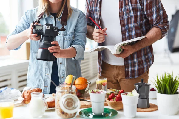 Professional Photographer Shooting Food Advert — Stock Photo, Image