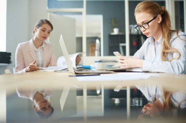 Onun iş yeri tarafından çıkıyor smartphone ile ciddi iş kadını