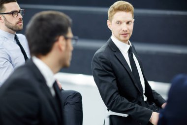 Genç İşadamları hoparlör Konferansı'nda rapor noktaları hakkında görüşlerini paylaşma