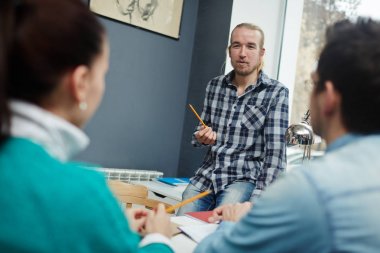 Modern yaratıcılık hakkında görüşünü dile getiren genç adam