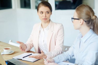 Online veri açıklayan veya arkadaşınıza sunum yapma kendine güvenen erkek