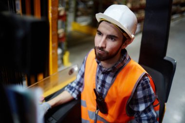 Forklift kamyon işçisi mal yükleme