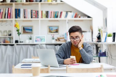 Modern öğrenci online bilgi Aracı'nda okuma