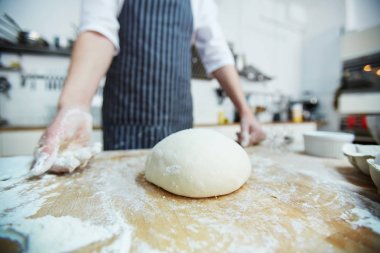 Ham somun ekmek ahşap tahta üzerinde