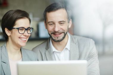 Mutlu ekonomistler dizüstü online veri okuma