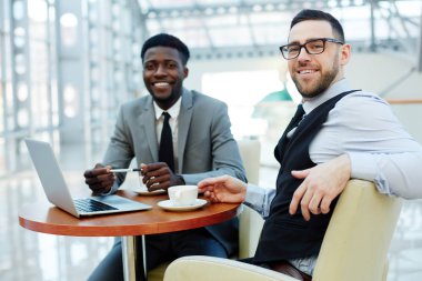 Kameraya bakarak mutlu kültürlerarası arkadaşları