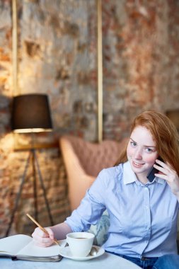 Telefon istemci danışmanlık ve kafede kahve tatilinde iş planlama başarılı uzmanı