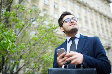 İşadamı ile şehirde yürüyüş smartphone