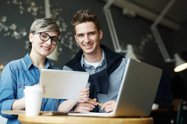 Des Collègues Souriants Travaillant Dans Café — Photo