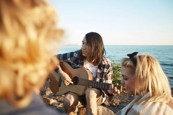 Group Young Friends Relaxing Campfire Listening Music Handsome Asian Man — Stock Photo, Image
