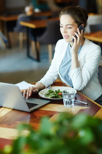 Unga Säljare Consulting Klient Telefon Medan Nätverk Café Och Vegetarisk — Stockfoto