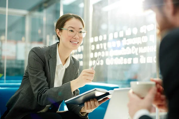 Vacker Kvinna Formalwear Diskuterar Planer Eller Projekt Med Kollega Office — Stockfoto