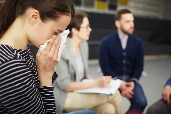 Mujer Llorando Limpiando Sus Lágrimas Con Pañuelo Con Compañeros Comunicándose — Foto de Stock