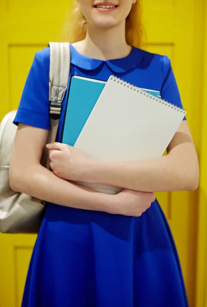 Kitaplar Sarı Arka Plan Mavi Elbise Giymiş Tutan Genç Kız — Stok fotoğraf