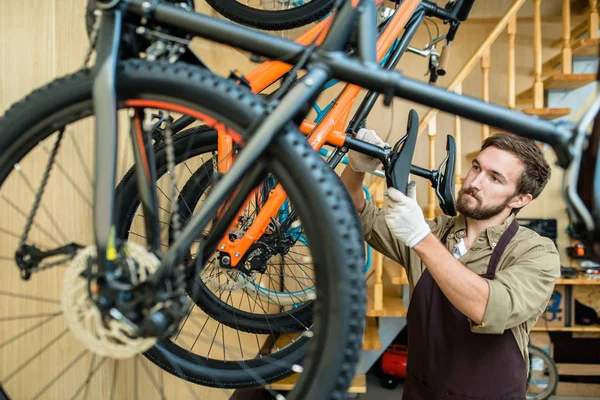 Portret Pasa Koncentratu Młody Mechanik Pasie Regulacja Wysokości Siodła Podczas — Zdjęcie stockowe