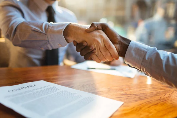 Dvě Lidské Ruce Handshake Nad Obchodní Kontrakt — Stock fotografie