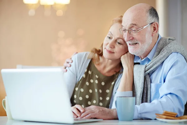 Erholsames Reifes Paar Sitzt Vor Laptop — Stockfoto