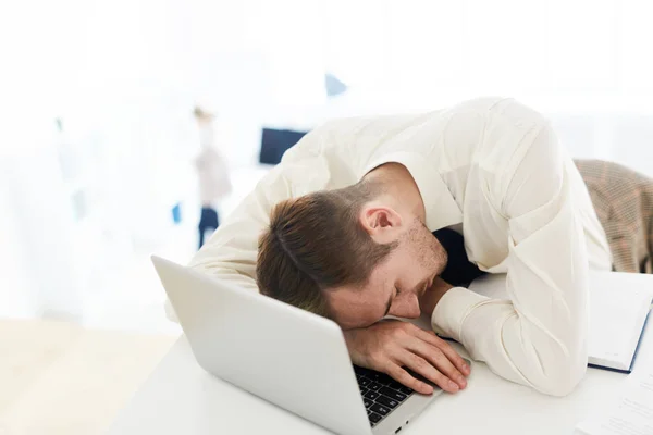 Fáradt Manager Alszik Jobb Laptop Billentyűzet Által Munkahelyen — Stock Fotó