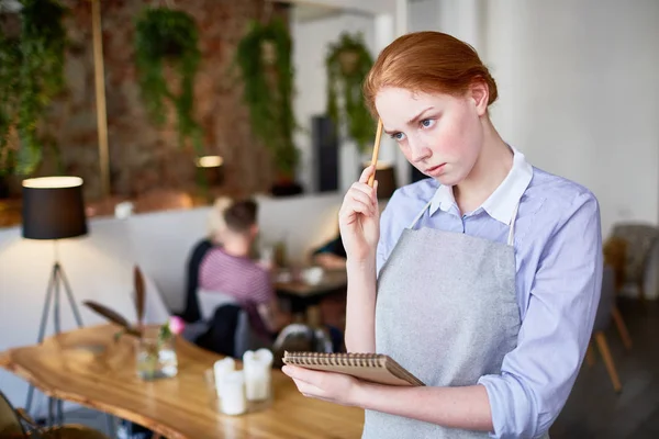 Unga Servitrisen Försöka Komma Ihåg Den Senaste Klient Ordern — Stockfoto