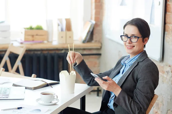 Funcionário Feliz Com Smartphone Tendo Pausa Para Almoço Escritório — Fotografia de Stock