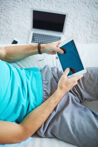Hombre Relajado Usando Las Redes Sociales Tableta Digital Tocando Pantalla —  Fotos de Stock