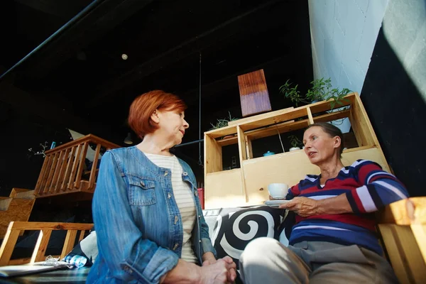 Des Femmes Souriantes Restaurant Parlent — Photo