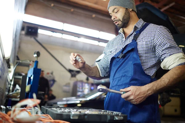 Young Mechanic Uniform Working Garage — Stock Photo, Image