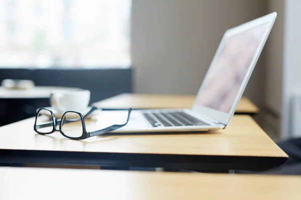 Glasögon Och Laptop Skrivbord Office — Stockfoto