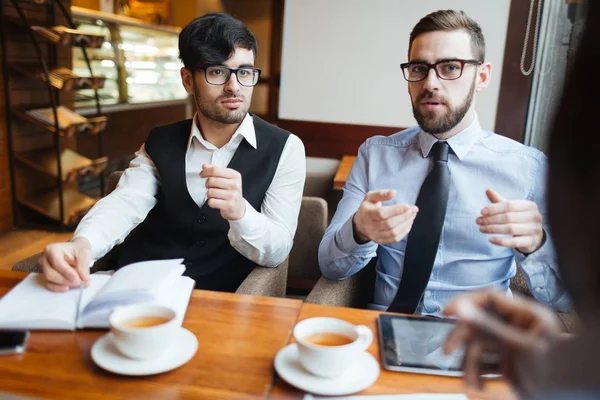 Empresarios Contemporáneos Teniendo Discusión Negocios Cafetería — Foto de Stock