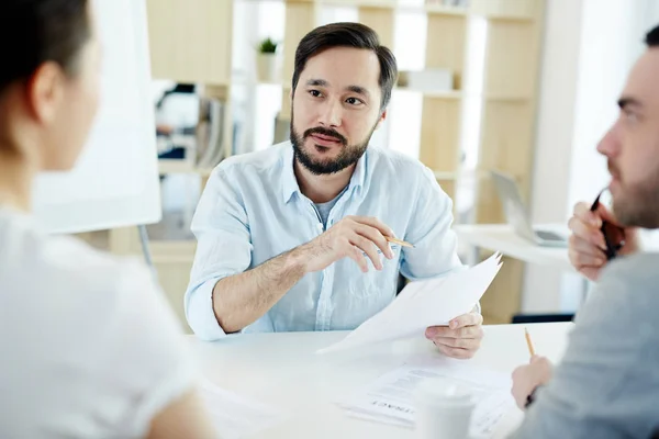 Portret Van Bebaarde Aziatische Man Aandachtig Luisteren Terwijl Zakelijke Met — Stockfoto