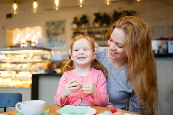 Glückliches Mädchen Mit Cupcake Und Ihrer Mutter Der Cafeteria — Stockfoto