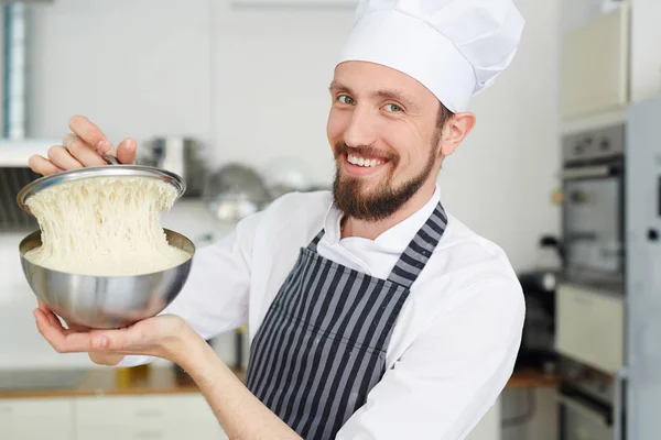 Счастливый Пекарь Держит Металлическую Миску Сырым Тестом — стоковое фото