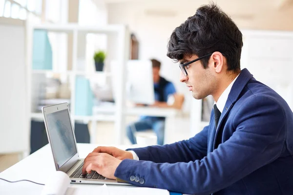 Zeitgenössischer Geschäftsmann Der Netz Arbeitet Und Online Daten Durchsieht — Stockfoto