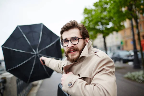 Bebaarde Man Brillen Trenchcoat Bedrijf Zijn Paraplu Bij Stormachtig Weer — Stockfoto
