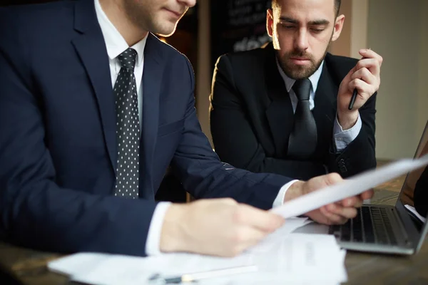 Närbild Porträtt Två Framgångsrika Affärspartner Bär Svart Formella Passar Arbetar — Stockfoto