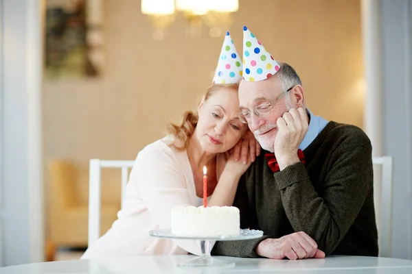 Retrato Pareja Mayor Solitaria Abrazándose Sentados Juntos Mesa Con Pastel — Foto de Stock