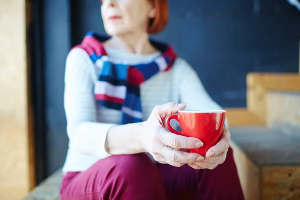 Roter Becher Mit Heißgetränk Händen Entspannter Seniorin — Stockfoto