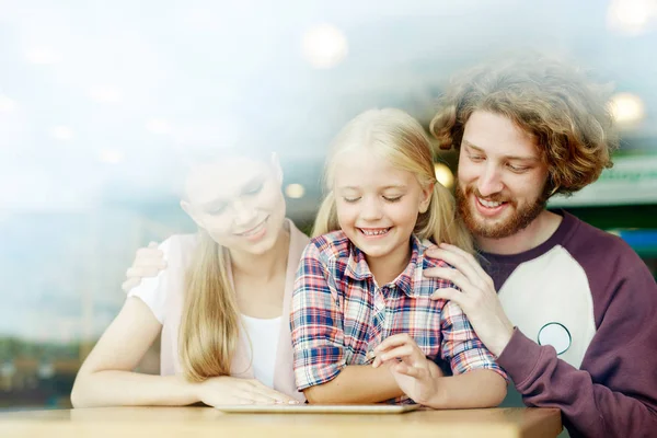 Giovane Famiglia Con Tablet Divertirsi Svago Nel Centro Commerciale Caffè — Foto Stock